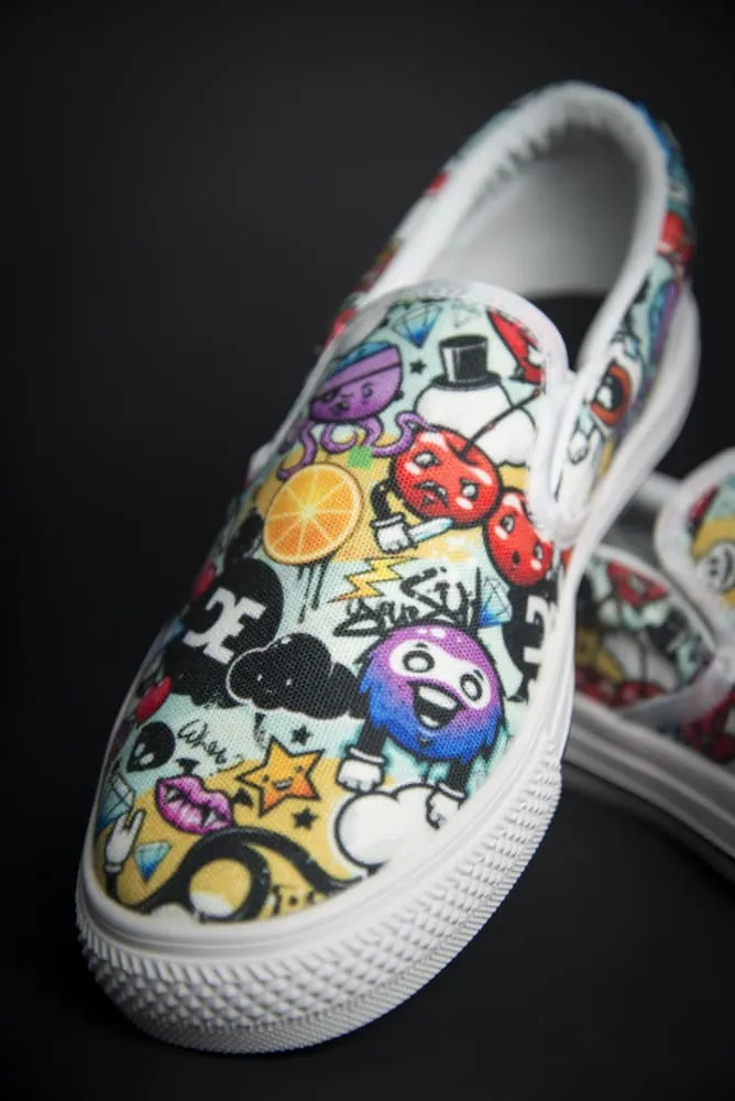 DE Graffiti Print Canvas Men's Slip On Low-Top