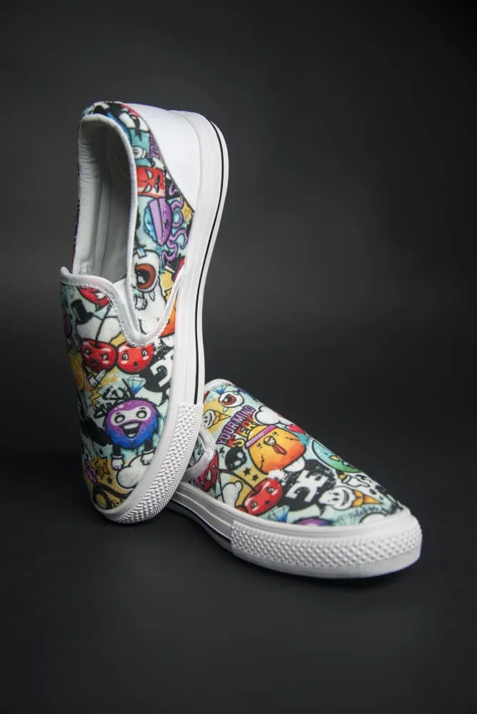 DE Graffiti Print Canvas Men's Slip On Low-Top