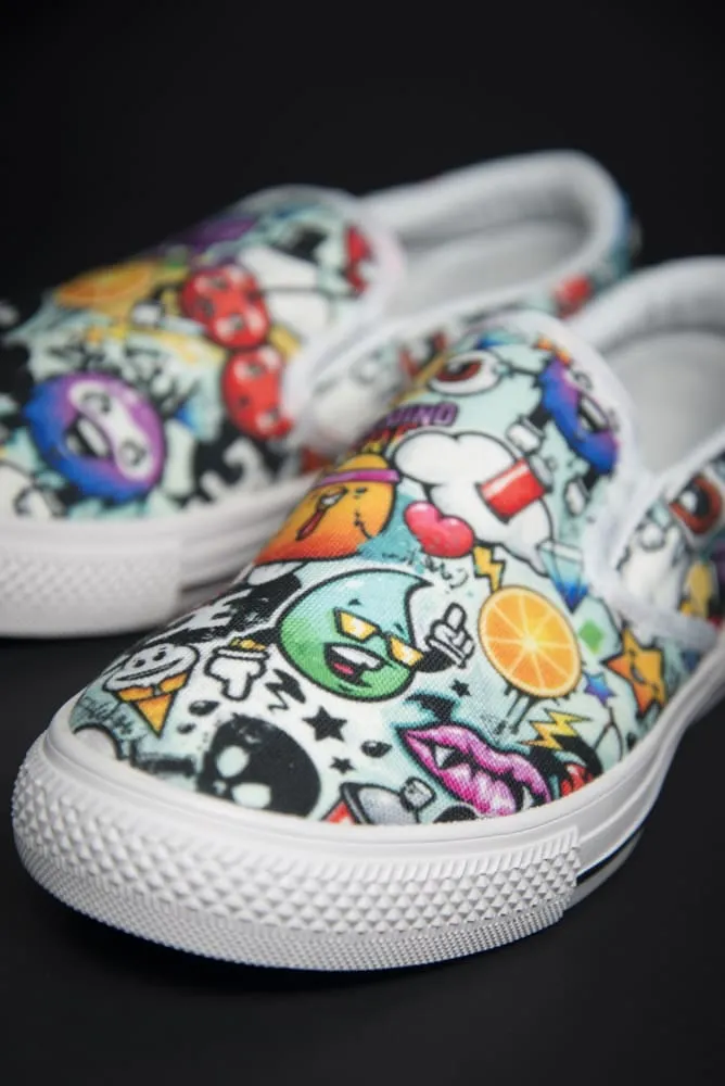 DE Graffiti Print Canvas Men's Slip On Low-Top